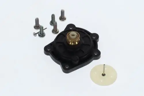 Schwarzer Deckel mit zentraler Öffnung und fünf Befestigungsschrauben, umgeben von weiteren Schrauben und einem separaten gummiartigen Bestandteil. Hersteller ist Bosch.